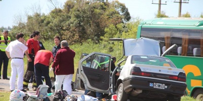 Accidente deja un fallecido y dos heridos en Colonia; un auto argentino y un �mnibus de pasajeros involucrados