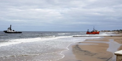 Intentan remover barco varado en la costa de Piripolis
