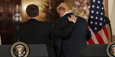 Trump le quita la caspa del hombro a Macron en un extrao gesto de amistad