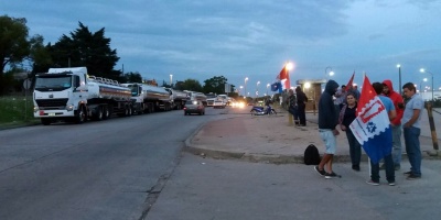 Trabajadores de Ancap bloquean ingreso a La Tablada