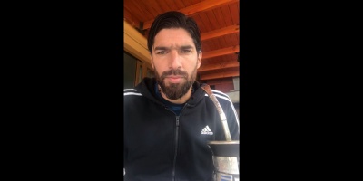 El "Loco" Abreu arriesga castigo de diez partidos por lanzar mesa a hinchas