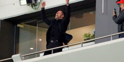 Simeone celebra con la afici�n el pase a la final