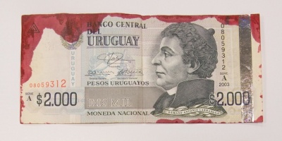 BCU: no deben aceptarse billetes manchados con tinta de color rojo