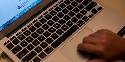 Adolescente crea dispositivo para aumentar oportunidad laboral de invidentes