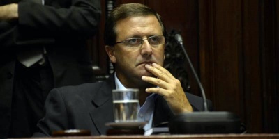 Senado debate las acusaciones de De Len contra Mieres