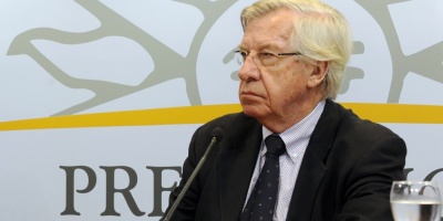 Astori destaca solidez financiera pero sigue con atenci�n a Argentina