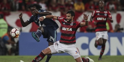Flamengo se clasifica a octavos y Emelec se despide