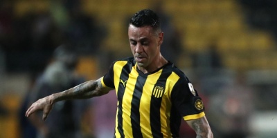 Pe�arol gan� pero no clasific�