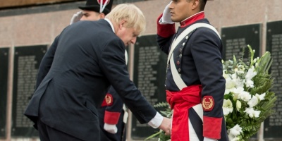Ministro britnico honra a cados en Malvinas en histrico viaje a Argentina