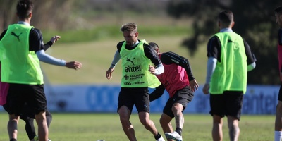 Uruguay entrena con 23 futbolistas a la espera de Su�rez, God�n y Cavani