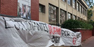 Estudiantes del Liceo D�maso Antonio Larra�aga contin�an ocupando el centro por cuarto d�a consecutivo