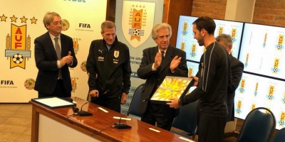 V�zquez destac� el proceso Tab�rez al entregar pabell�n a la selecci�n