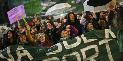 Estudiantes eval�an tomar escuelas de Argentina en apoyo a proyecto de aborto