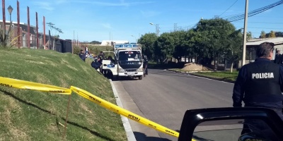 Asesinaron a un polic�a que se encontraba junto a un cami�n de reparto