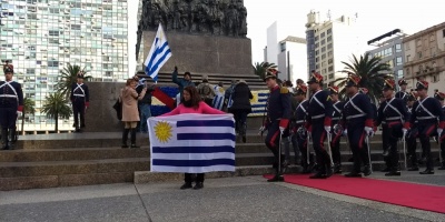 Vecinos realizaron manifestaci�n durante acto oficial con Topolansky