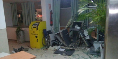 Explotaron dos cajeros autom�ticos en el interior