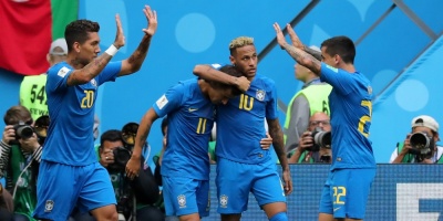 Brasil marca dos en el descuento y elimina a Costa Rica 2-0 
