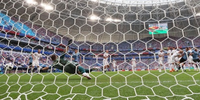 Uruguay golea a Rusia y gana invicto el Grupo A