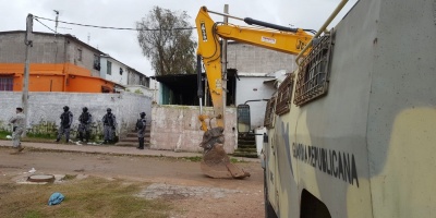 Abrieron calle y demolieron dos viviendas en Los Palomares
