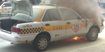 Un taxi se incendi� en pleno centro de Montevideo