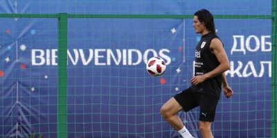 Cavani entrena diferenciado y toca el bal�n