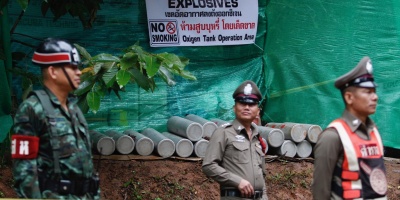 Dos chicos dejan atrs la zona inundada de la cueva en Tailandia