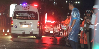 Seis chicos dejan atrs la zona inundada de la cueva en Tailandia