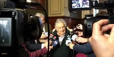 Mujica descarta su candidatura y busca alguien �independiente�
