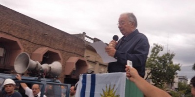 Sacerdote encabeza marcha por cierre de f�brica en Tacuaremb�