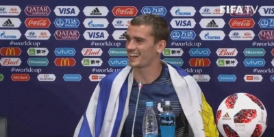 Griezmann, con la bandera de Uruguay al cuello