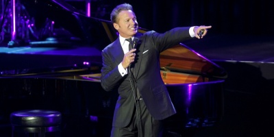 Termina la exitosa serie de Luis Miguel que revive popularidad del cantante