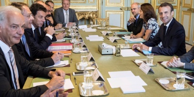 Macron rene a patronal y sindicatos para calmar su descontento