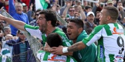 Nueva victoria del sorprendente Racing que sigue l�der; Nacional y Pe�arol son los escoltas