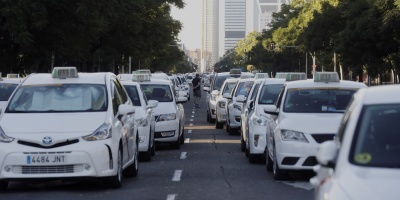 Los taxistas espaoles siguen en huelga y concentrados en calles principales