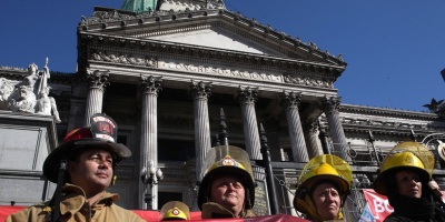Bomberos Voluntarios de Argentina protestan ante Congreso por falta de fondos