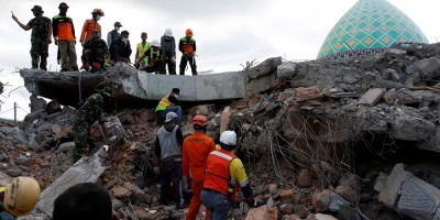 Suben a 105 las v�ctimas mortales del terremoto de Indonesia