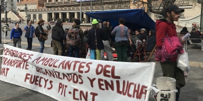 Artistas ambulantes acampan en la explanada de la IM en contra del monotributo