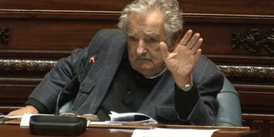 Mujica deja la banca aduciendo "cansancio de largo viaje"