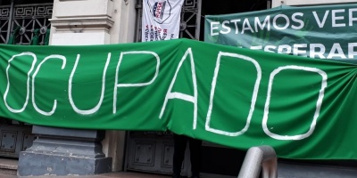 Funcionarios ocupan la Facultad de Medicina y realizan paro