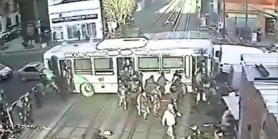 Desesperados: bajan de un bus que va a ser embestido por un tren en Buenos Aires