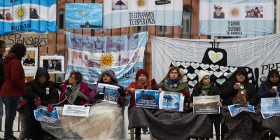Levantan campamento tras promesa de Gobierno argentino de buscar submarino