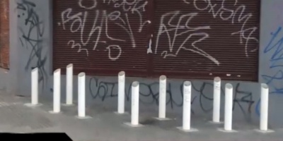 Colocaron columnas para impedir que duerman indigentes en una esquina