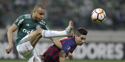 Palmeiras sufre en su casa, pero se cita en cuartos con Colo Colo