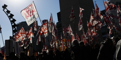 Trabajadores estatales argentinos se manifiestan contra el ajuste