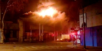 Investigan las causas de un incendio en dep�sito de pl�stico