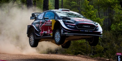 El franc�s Ogier abandona tras chocar contra un �rbol