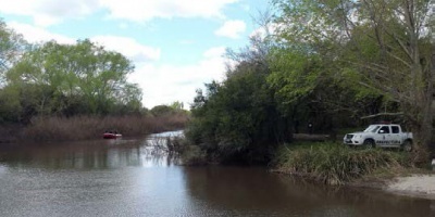 Buscan a un pe�n rural que desapareci� en las aguas del R�o Negro
