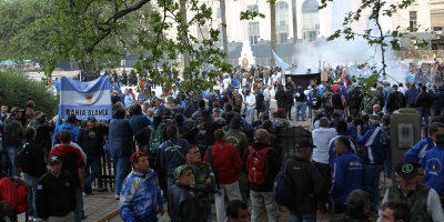 Ex combatientes de Malvinas acampan frente a Ministerio de Defensa argentino