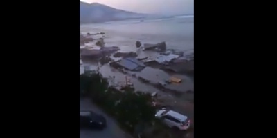 Un tsunami azota una ciudad de Indonesia tras se�smo de 7,5 grados
