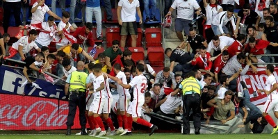 Varios aficionados heridos al ceder una valla en el estadio del Eibar
